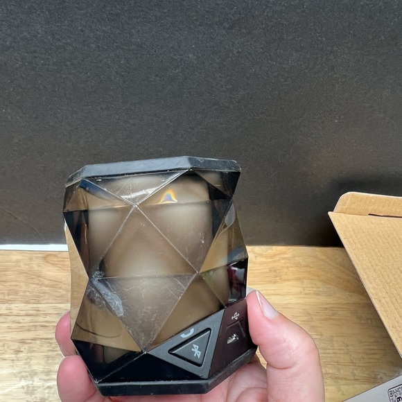 iHome color-changing Bluetooth speaker - Picture 6 of 11